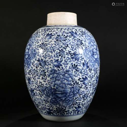 Blue and white lotus pot