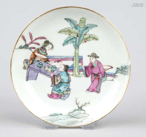 Plate of famille rose ''Playing Go in the Southern Garden'',...