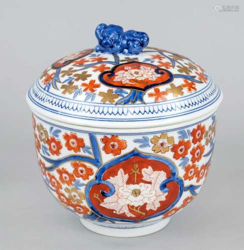 Large Imari lidded box, Japan, 20th c., porcelain with hand-...