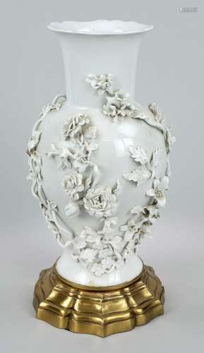 Blanc-de-Chine vase, China, Qing dynasty(1644-1912), 18th/19...