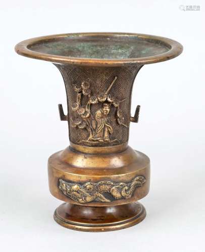 Hu-shaped flower vase, Japan, Meiji period(1868-1912), bronz...