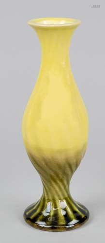Canary yellow vase, probably China Republic period(1912-1949...