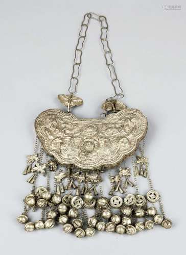 Jewelry plaque, China, 19th/20th c., chased white metal with...