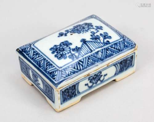 Chrysanthemum lidded box blue-white, China, Republic period(...