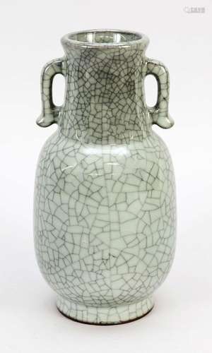 Hu vase with Ge glaze, China, 19th/20th c., grayish-bluish g...