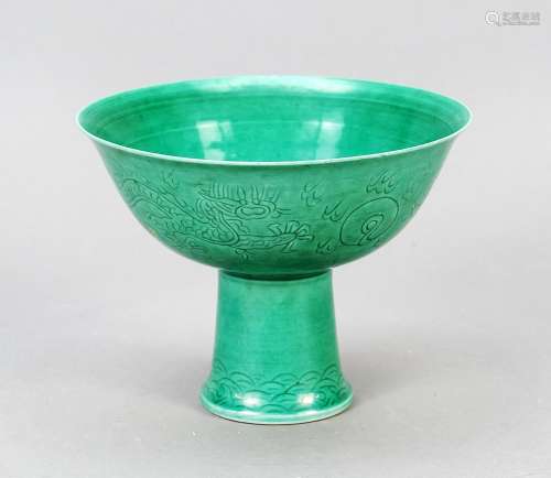Very rare green goblet with hidden decoration, China, Qing d...