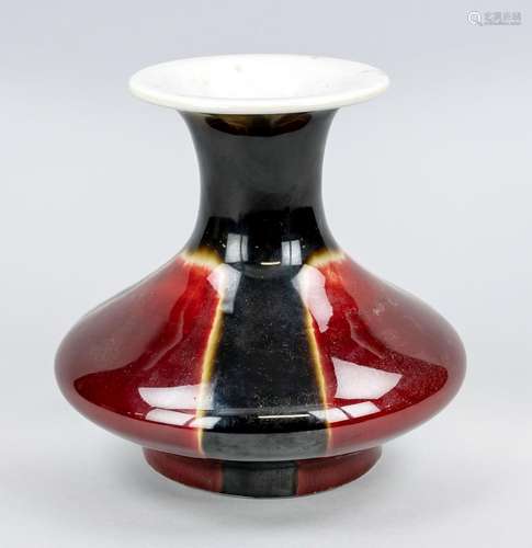 Modern oxblood vase, China, Jingdezhen, 20th c., porcelain w...