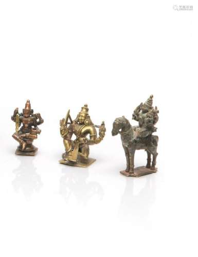 Trois statuettes de Shiva en alliage de cuivre.<br />
Le pre...