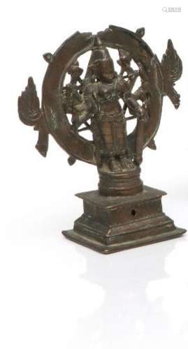 Vishnou Panchayudha. Statuette en alliage de cuivre. <br />
...