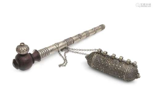 Pipe à opium en métal à décor filigrané, le fourneau en bois