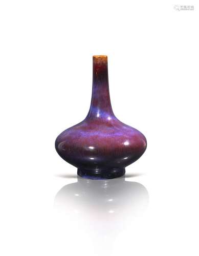 Vase en porcelaine monochrome aubergine à décor flammé. Marq...