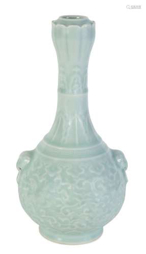 Vase de forme "tête d'ail" en porcelaine céladon. ...