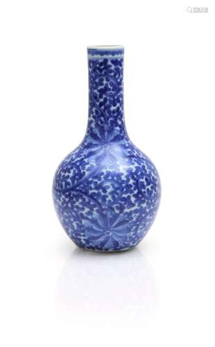 Petit vase balustre en porcelaine à décor bleu blanc. La pan...