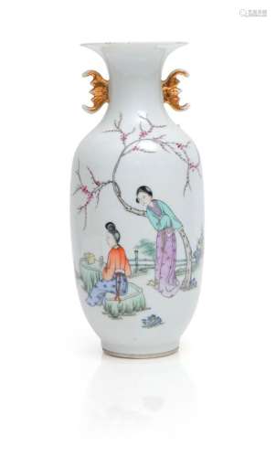 Petit vase balustre en porcelaine à décor d'élégantes dans u...