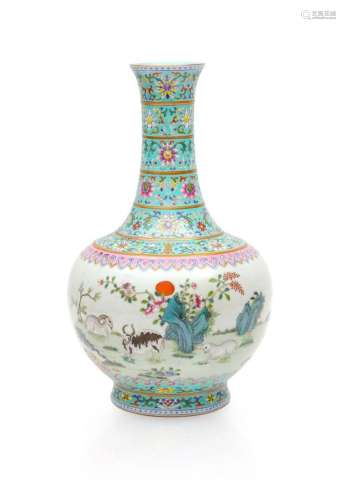 Vase balustre en porcelaine émaillée, la panse à décor de ch...