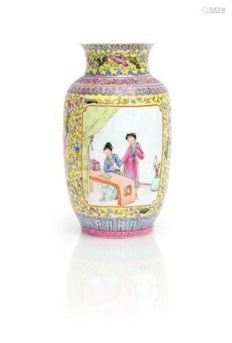 Vase balustre en porcelaine fine à décor émaillé polychrome ...