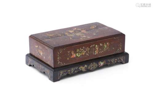 Coffret de lettré en bois à décor d'incrustations de nacre. ...