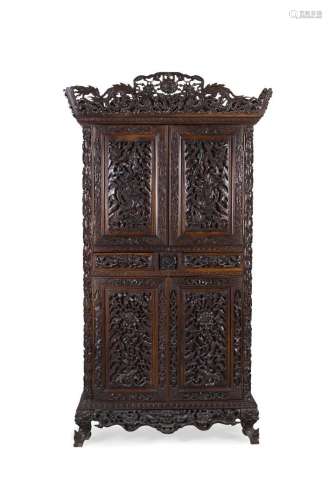 Importante armoire en bois sculpté partiellement ajouré à ri...