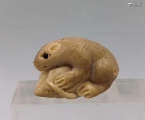 NETSUKE: MOUSE WITH CORNCOB