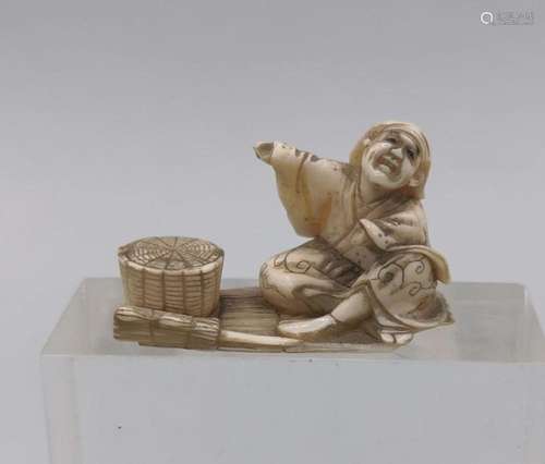 NETSUKE / OKIMONO: SITTING MAN