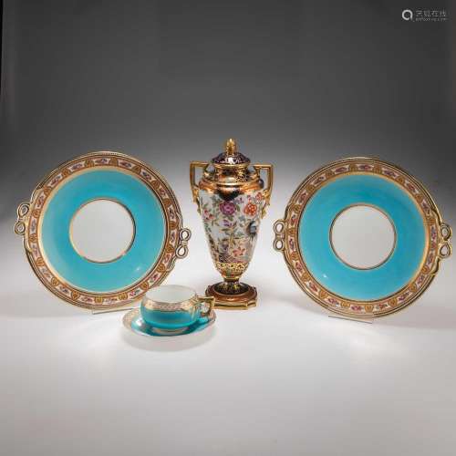 AN EARLY 20TH CENTURY COPELAND\'S CHAIN PEDESTAL VASE AND CO...