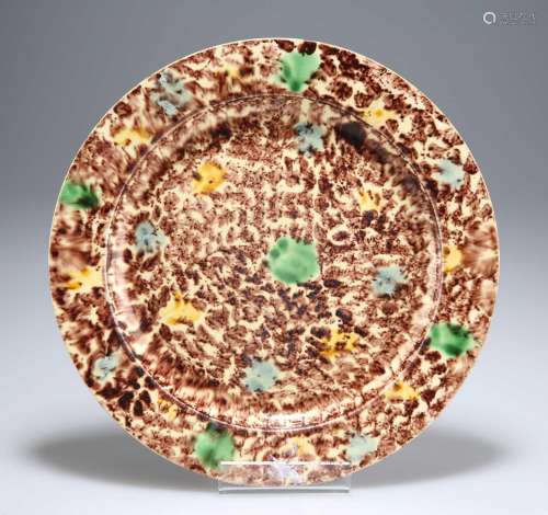 A \'TORTOISESHELL\' CREAMWARE PLATE, CIRCA 1790