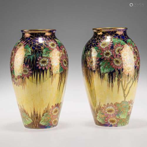 A PAIR OF MALING \'DAISY\' PATTERN LUSTRE VASES, CIRCA 1930S