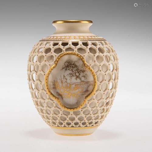AN EARLY 20TH CENTURY ROYAL WORCESTER DOUBLE WALLED RETICULA...