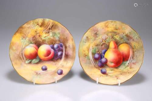 A PAIR OF ROYAL WORCESTER FRUIT PAINTED PLATES
