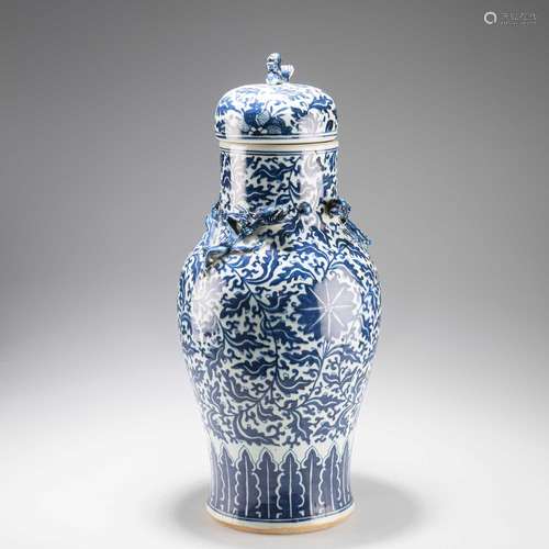 A 19TH CENTURY CHINESE BLUE AND WHITE VASE AND COVER