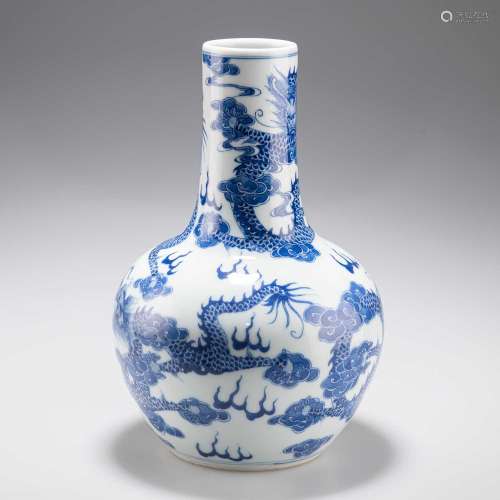 A CHINESE BLUE AND WHITE \'DRAGON\' VASE