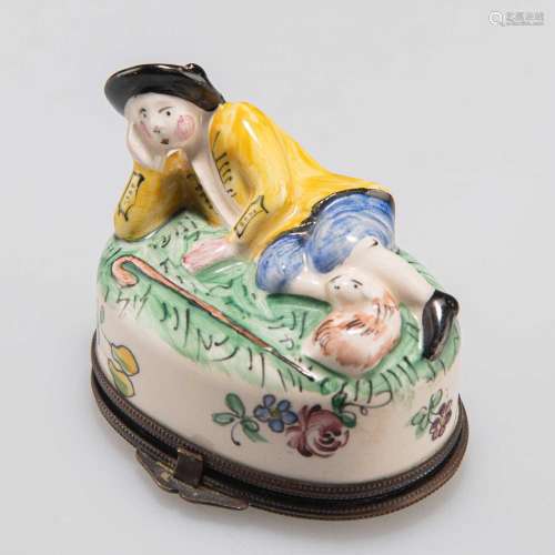 A SAINT-CLOUD STYLE PORCELAIN SNUFF BOX