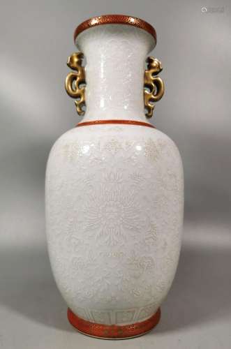 White glaze ear piercing vase