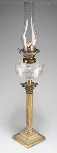 A VICTORIAN BRASS CORINTHIAN COLUMN OIL LAMP