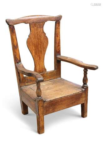 AN EARLY 19TH CENTURY OAK COUNTRY CHILD\'S COMMODE CHAIR