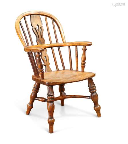 A GOOD 19TH CENTURY YEW WOOD CHILD\'S WINDSOR ARMCHAIR