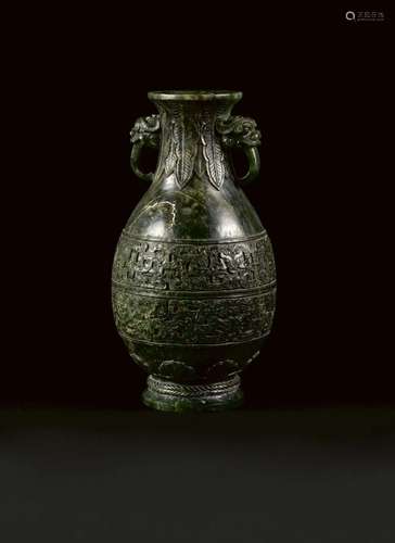 CHINE - XVIIIe siècle<br />
Vase à panse arrondie et à col l...