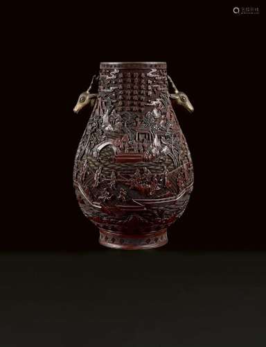 CHINE - XIXe siècle<br />
Vase de forme « hu » en laque roug...