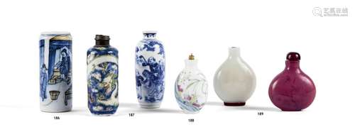 CHINE - XIXe siècle<br />
Deux flacons tabatières en porcela...