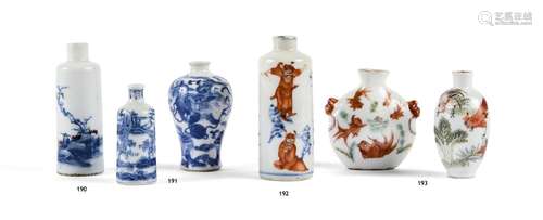 CHINE - XIXe siècle<br />
Deux flacons tabatière en porcelai...