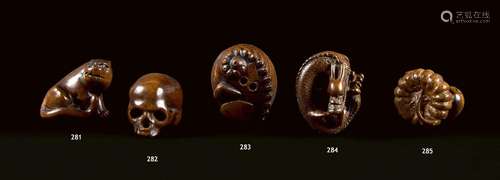 JAPON - XIXe siècle<br />
Netsuke en bois, tigre assis, l'ai...