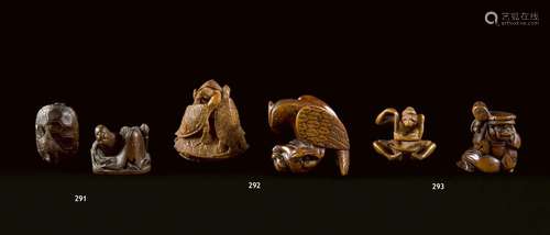 JAPON - XIXe siècle<br />
Deux netsuke en bois, kappa assis ...