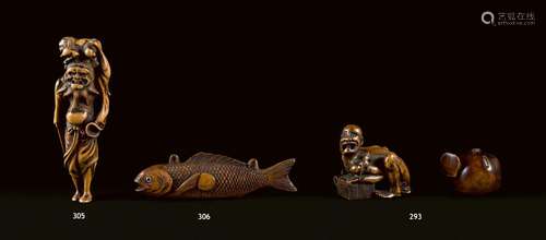 JAPON - XIXe siècle<br />
Grand netsuke en bois, poisson pos...