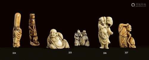 JAPON - Époque Edo (1603-1868)<br />
Deux netsuke en corne d...