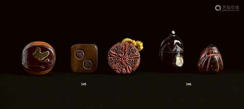 JAPON - XIXe siècle<br />
Trois netsuke : l'un rectangulaire...