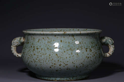 Before or during the Ming Dynasty, blue glazed dots and brow...