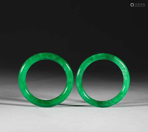 In the Qing Dynasty, a pair of jade bracelets