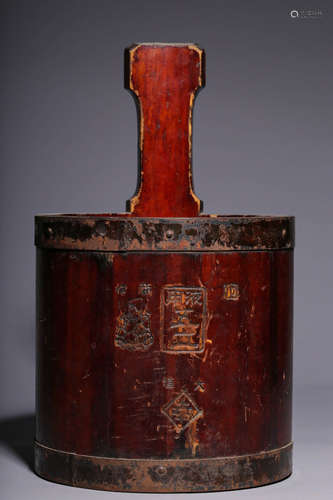 In the Republic of China, wooden carving with a bucket