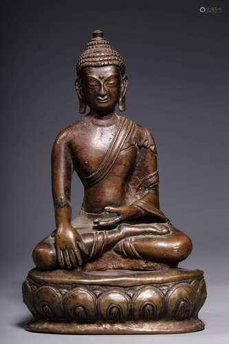 In the Qing Dynasty, the seated statue of Buddha in red copp...