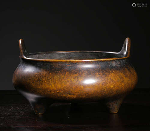 In the Qing Dynasty, the towering ear three-legged copper fu...